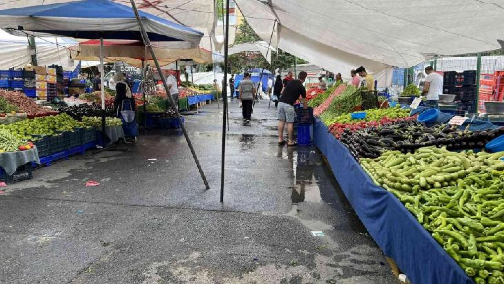 Sağanak yağışın etkisiyle semt pazarları boş kaldı