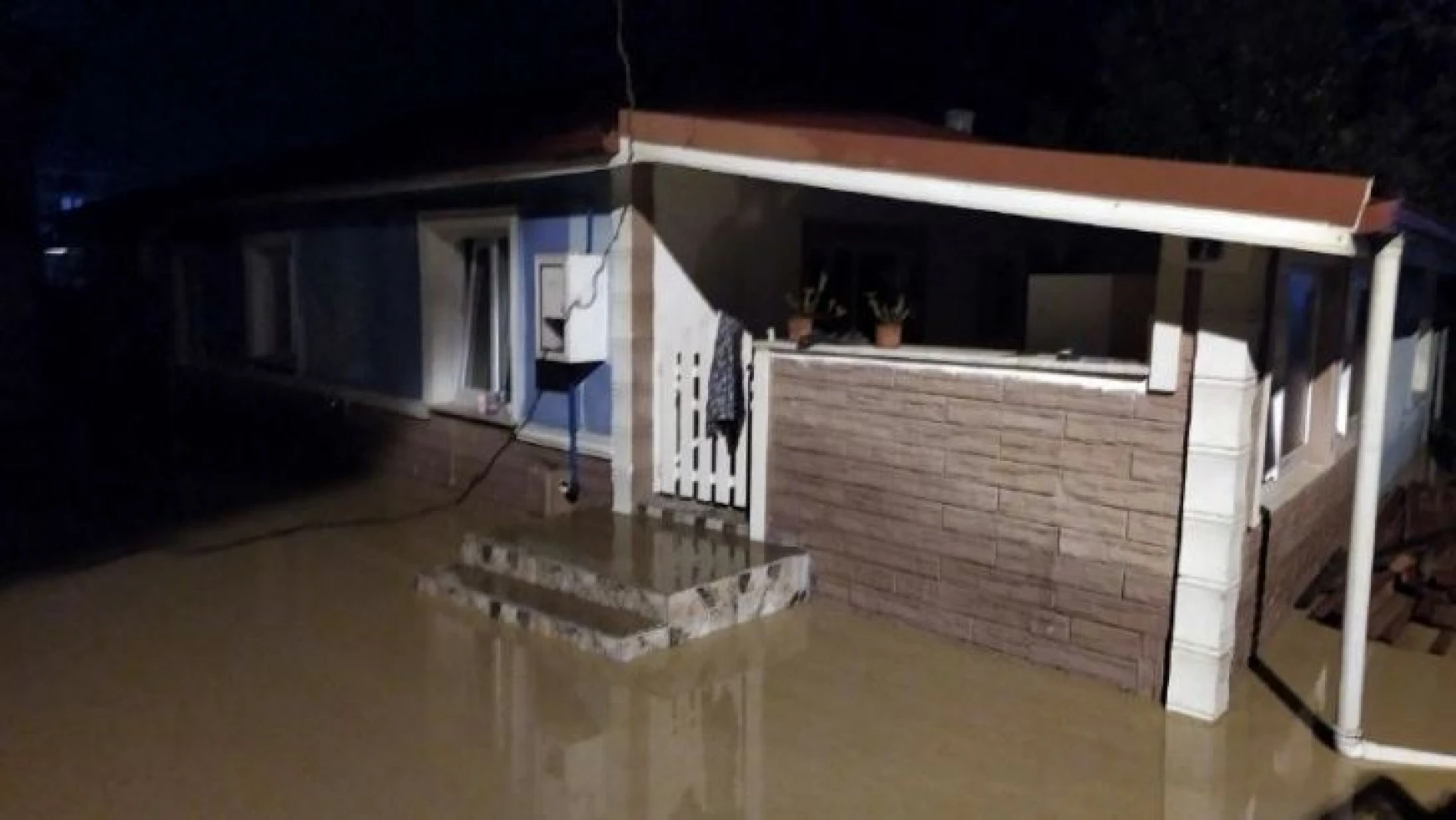 Sakarya'da sağanak 4 mahalleyi sular altında bıraktı
