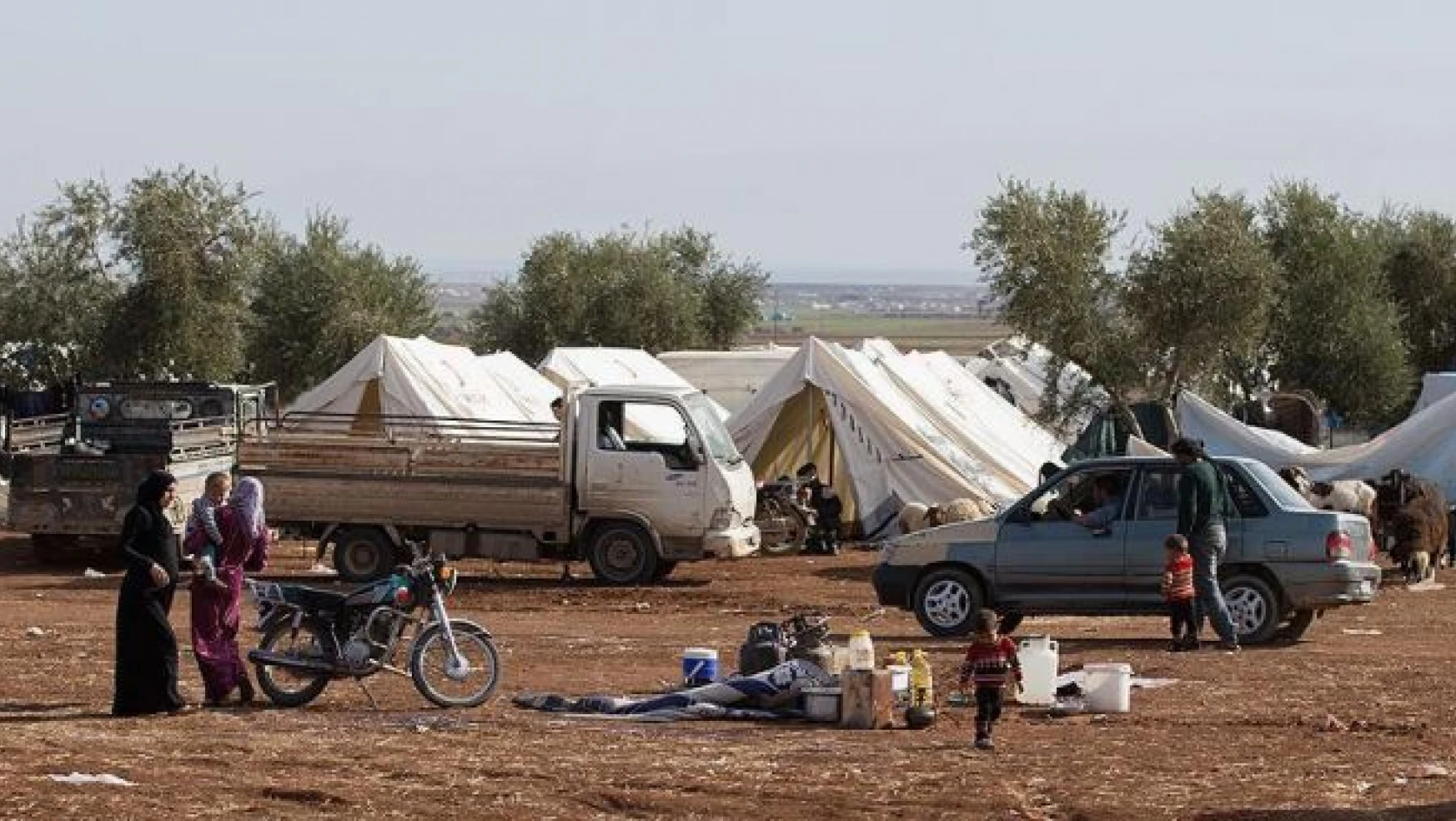 Saldırılardan kaçan Suriyelilerin 'derme çatma yaşamı'