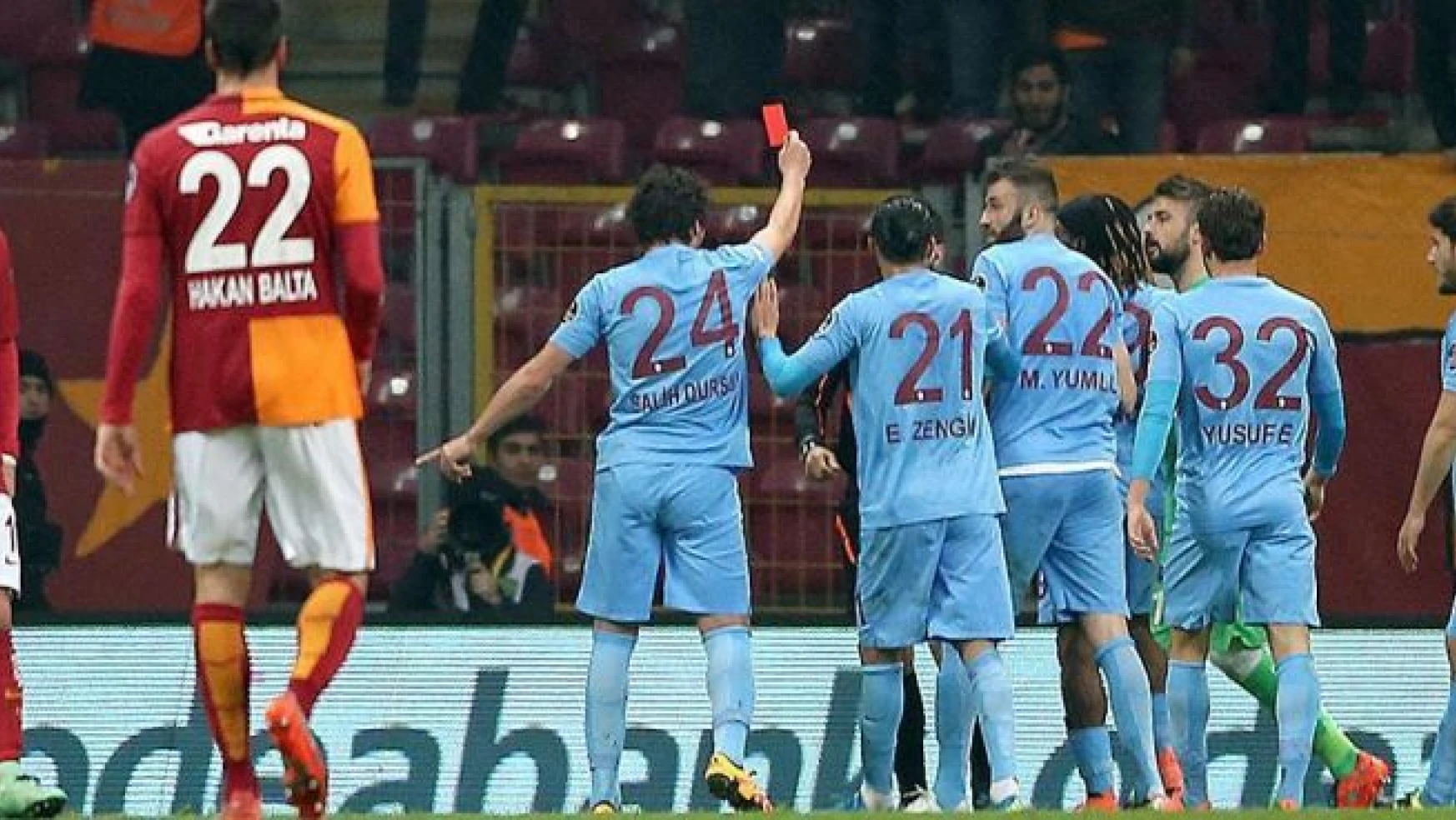 Trabzonsporlu futbolcu Salih Dursun hakeme kırmızı kart gösterdi!