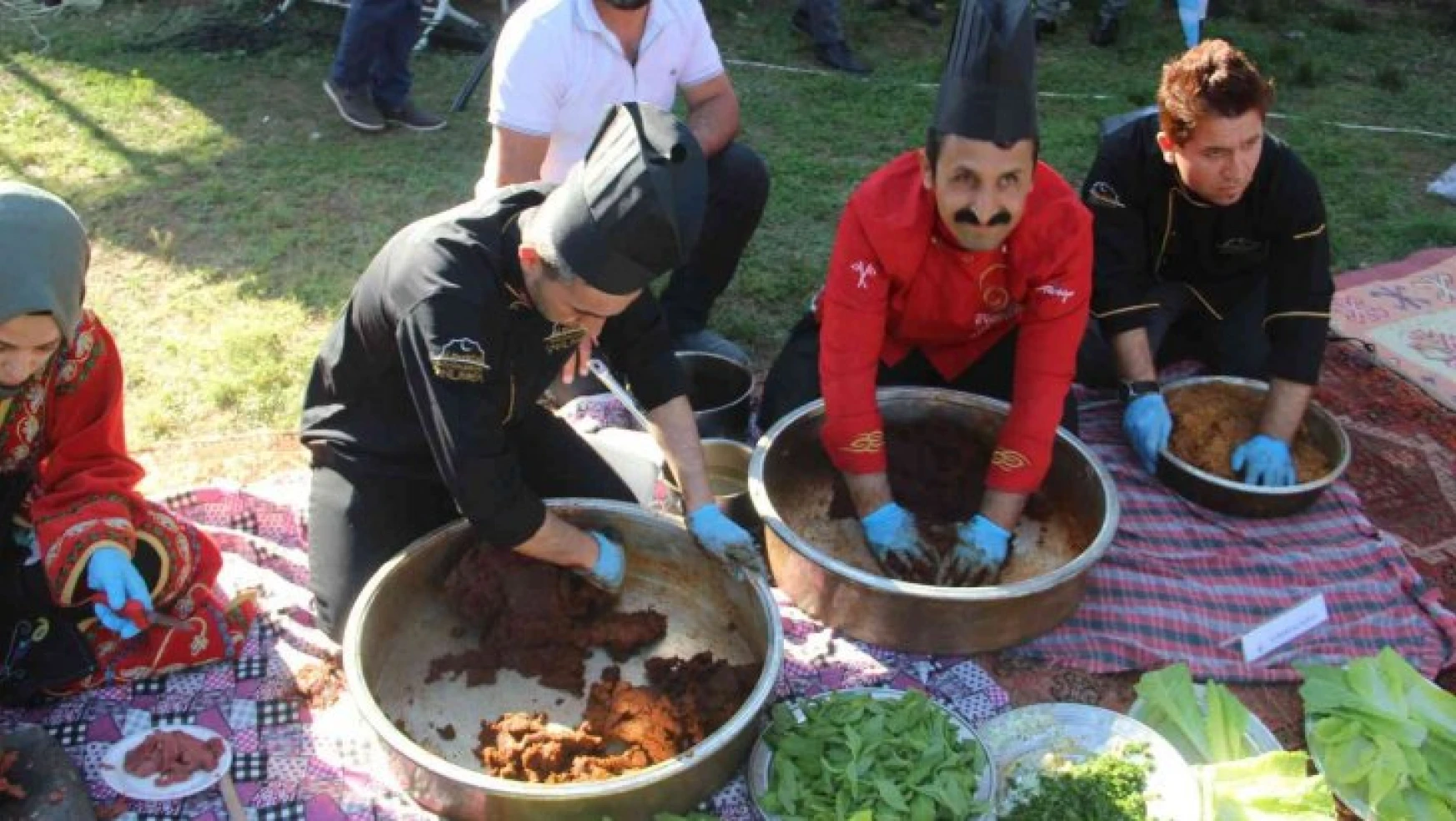 Şanlıurfa'nın yöresel lezzetleri davul zurna eşliğinde tanıtıldı
