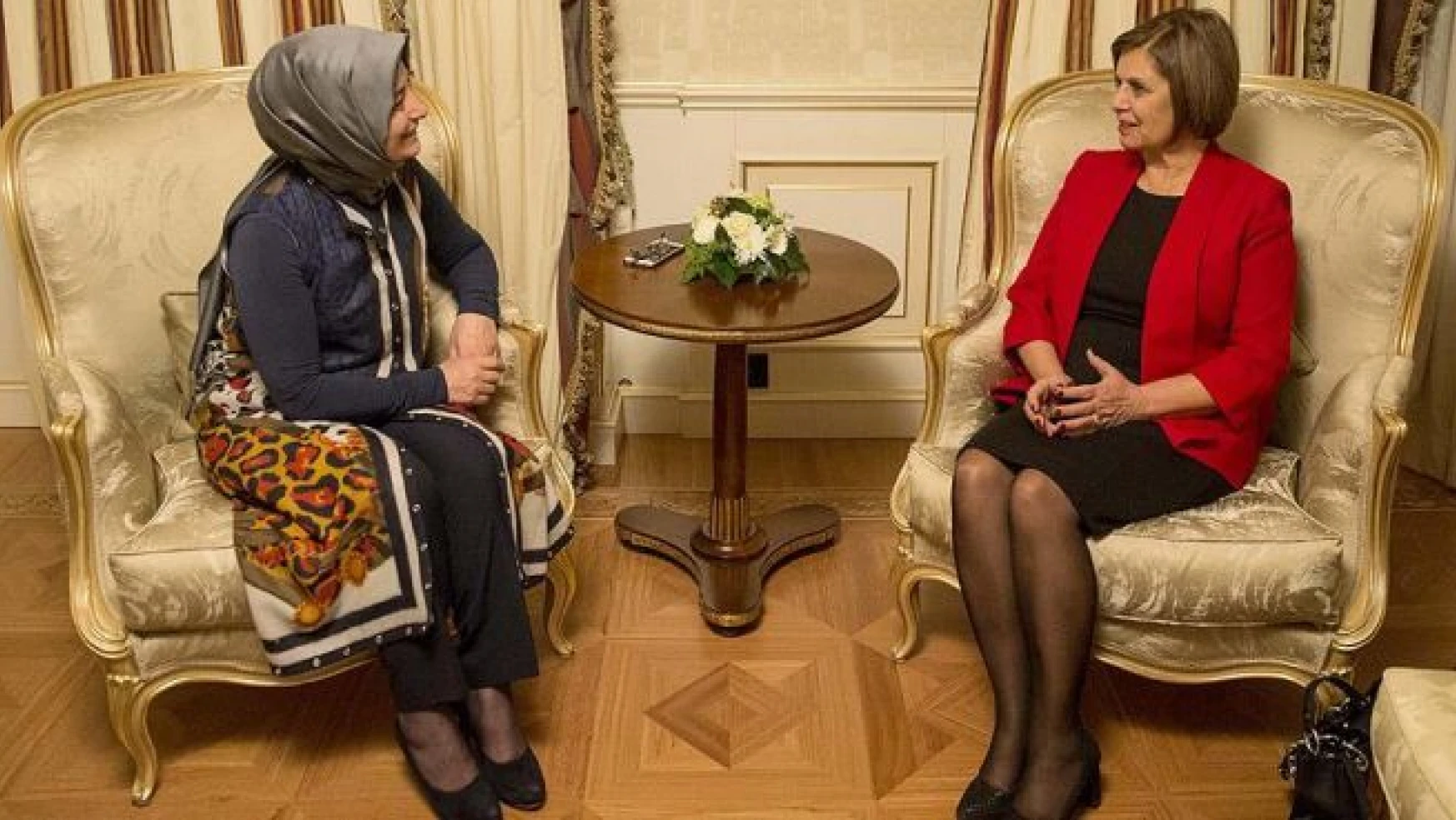 Sare Davutoğlu, Meral Akıncı ile Davos'ta görüştü