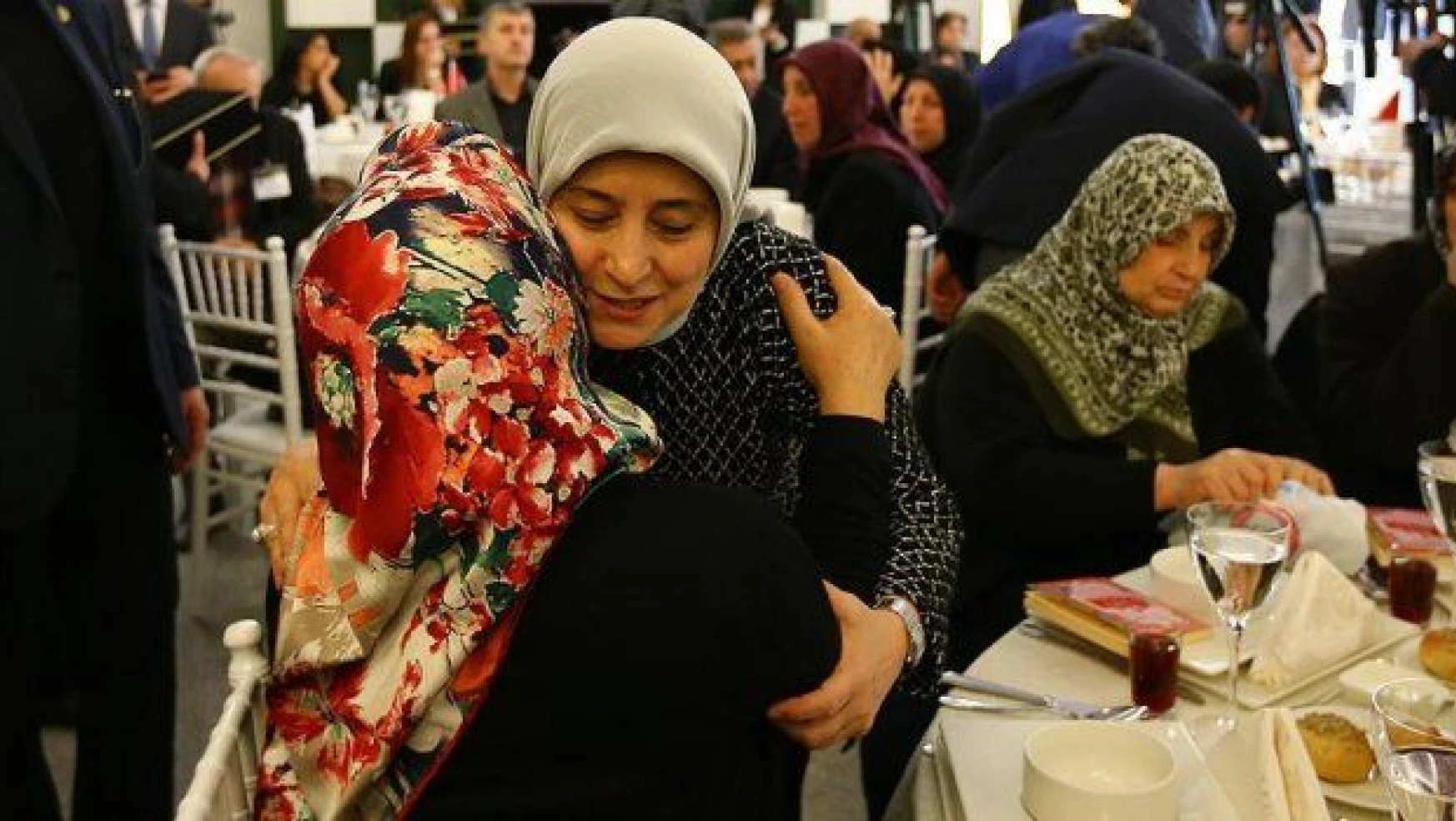 Sare Davutoğlu'nun şehit aileleriyle duygusal buluşması