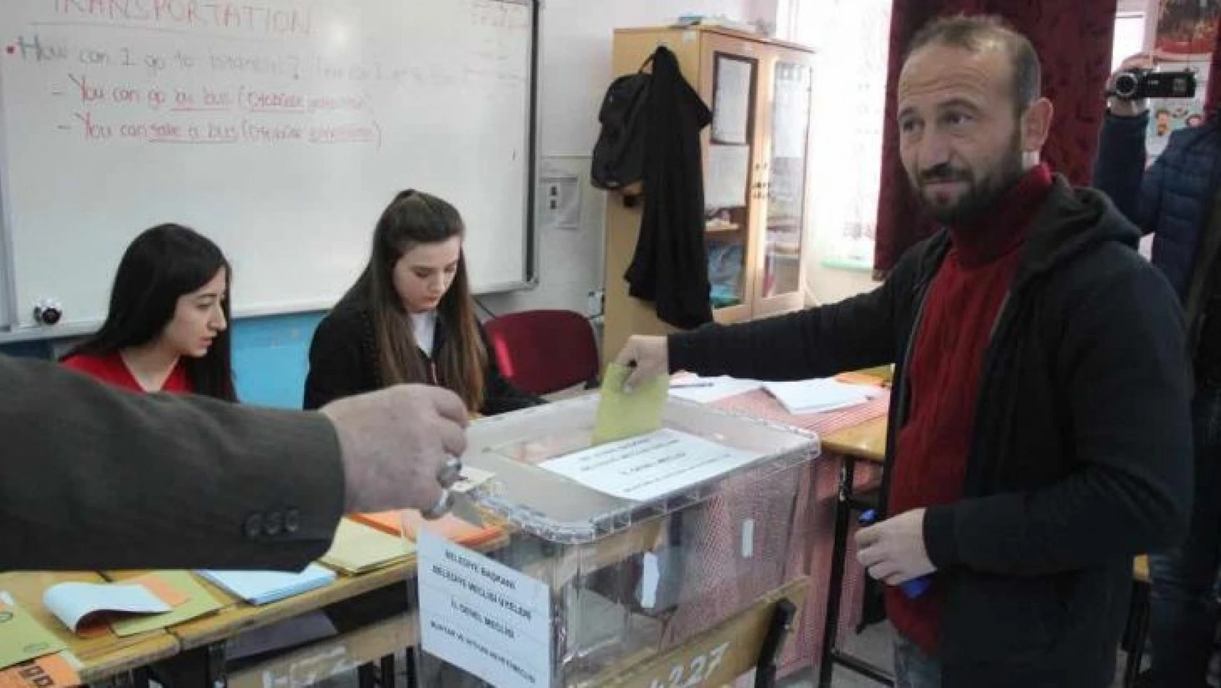 Seçim barajını yüzde 7'ye düşüren yasa Resmi Gazete'de