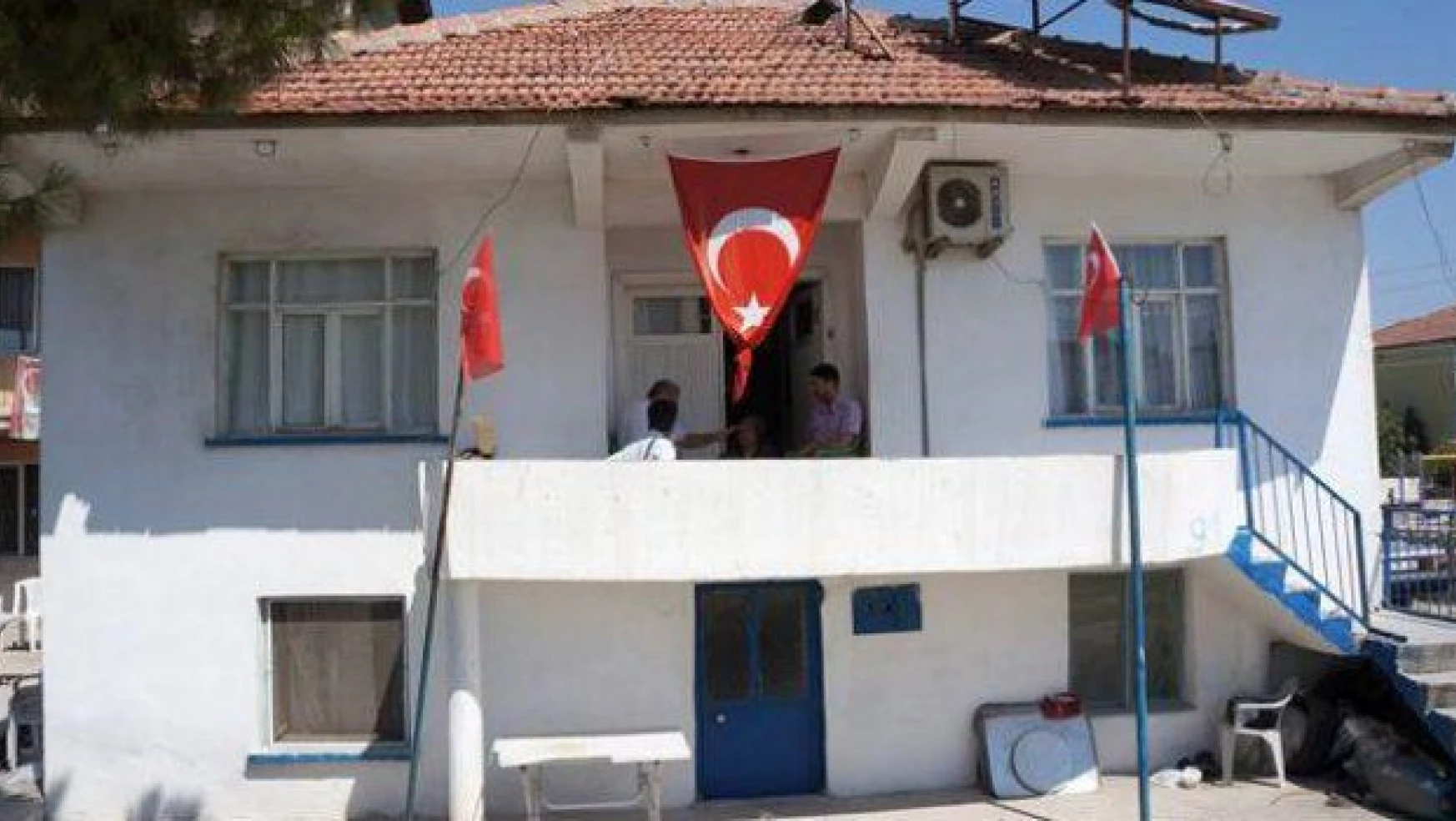 Şehidin evine asılan bayrak geri alındı