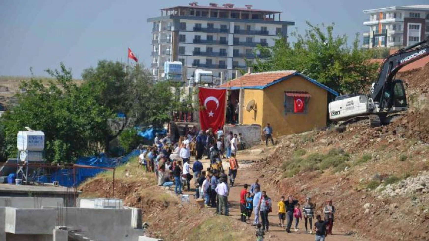 Şehidin evine Türk Bayrağı asıldı