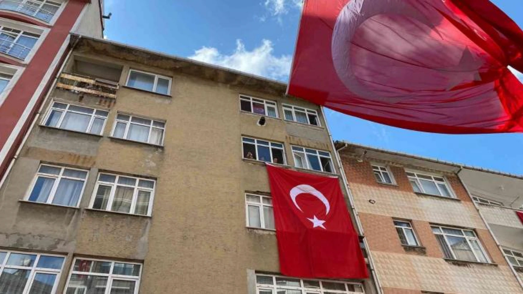 Şehit Sercan Baş'ın Kağıthane'deki baba ocağı bayraklarla donatıldı