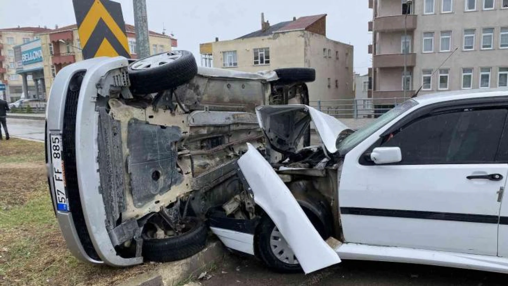 Sinop'ta çarpışan otomobillerden biri yan yattı: 2 yaralı