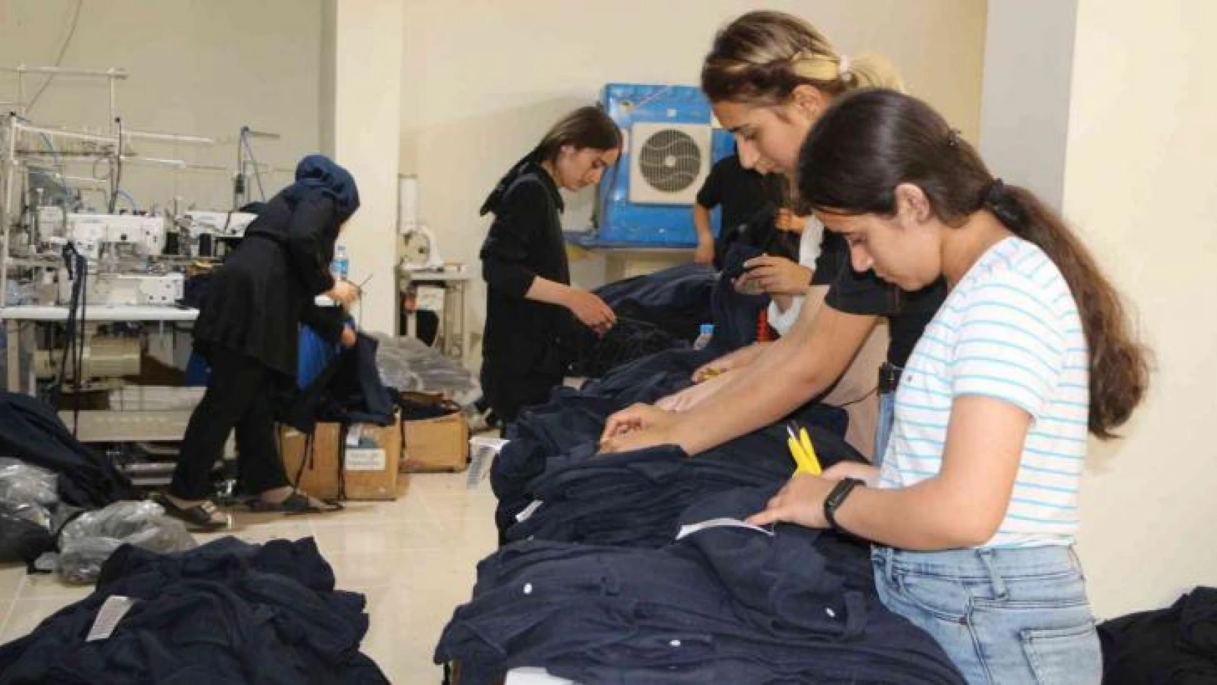 Şırnak'ta bir tekstil atölyesinde 200 çalışanın 168'i kadın