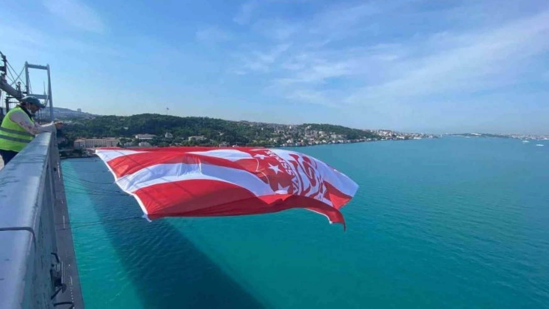Sivasspor'un bayrağı 15 Temmuz Şehitler Köprüsü'ne asıldı
