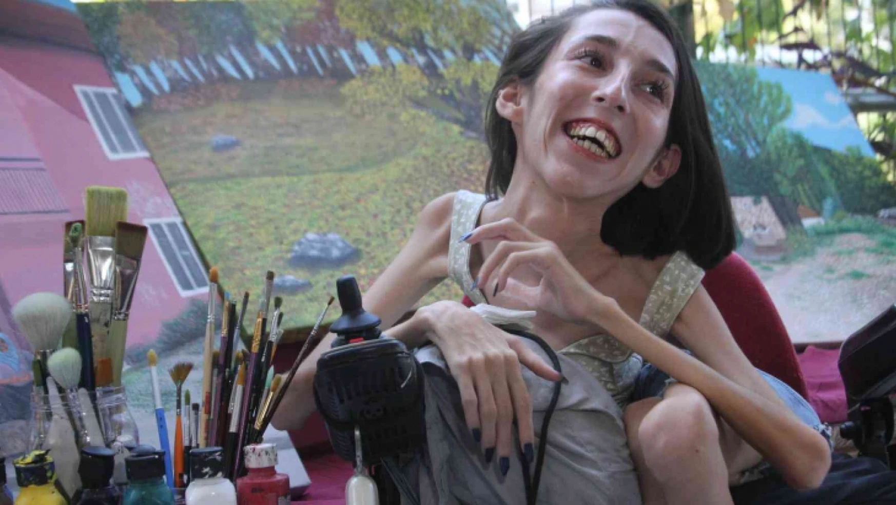 SMA'lı Gülçin'in engelli aracı üzerinde çizdiği resimler belgesele konu oldu