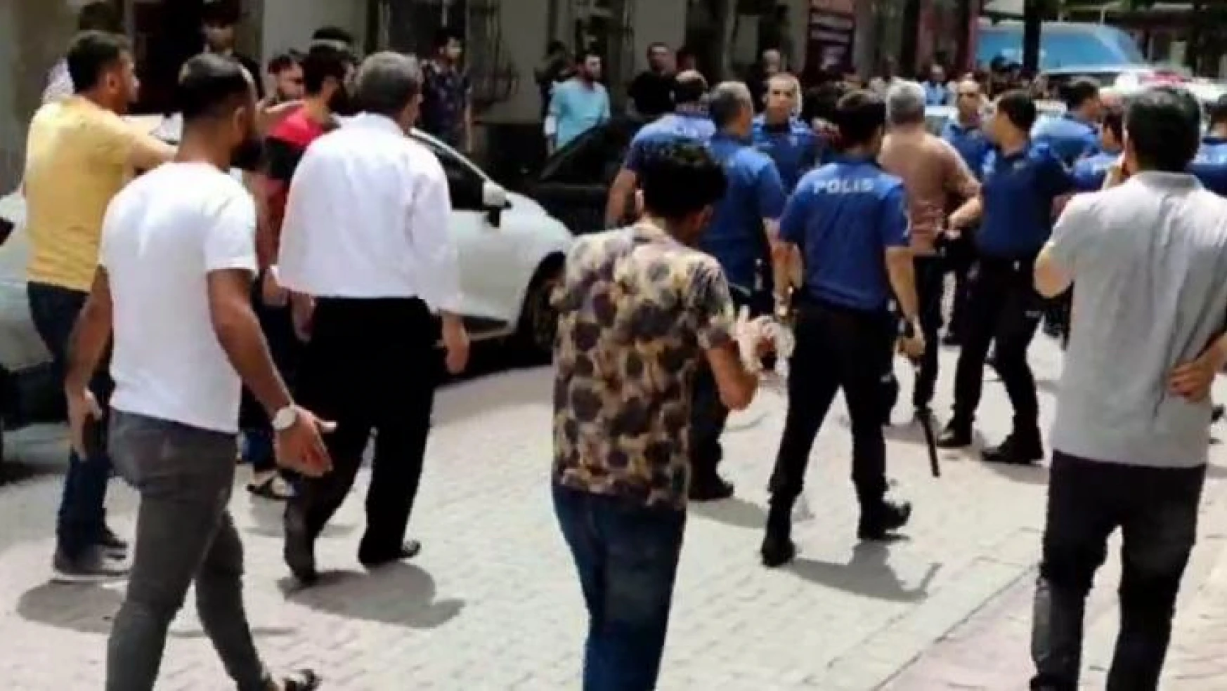 Sultangazi'de park tartışması silahlı kavgaya dönüştü
