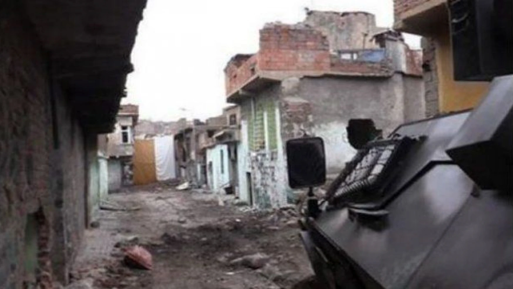 Sur'da operasyon esnasında çöken binada 3 asker şehit oldu
