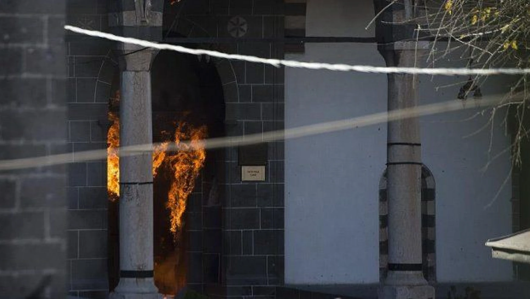 Sur'daki tarihi camiye yakan teröristlere lanet