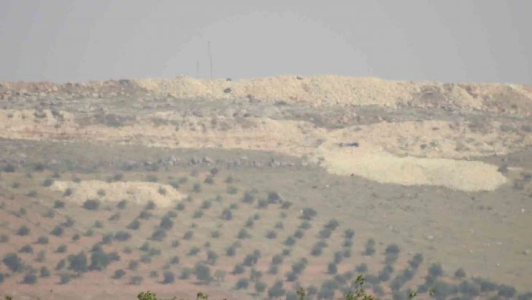 Suriye'de, YPG/PKK'lı teröristlerin cirit attığı mevziler boş kaldı