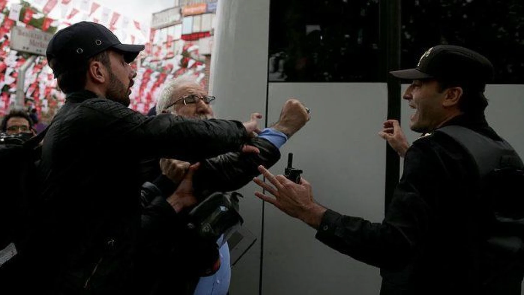 Taksim'e yürümek isteyen gruplara polisten TOMA'lı müdahale