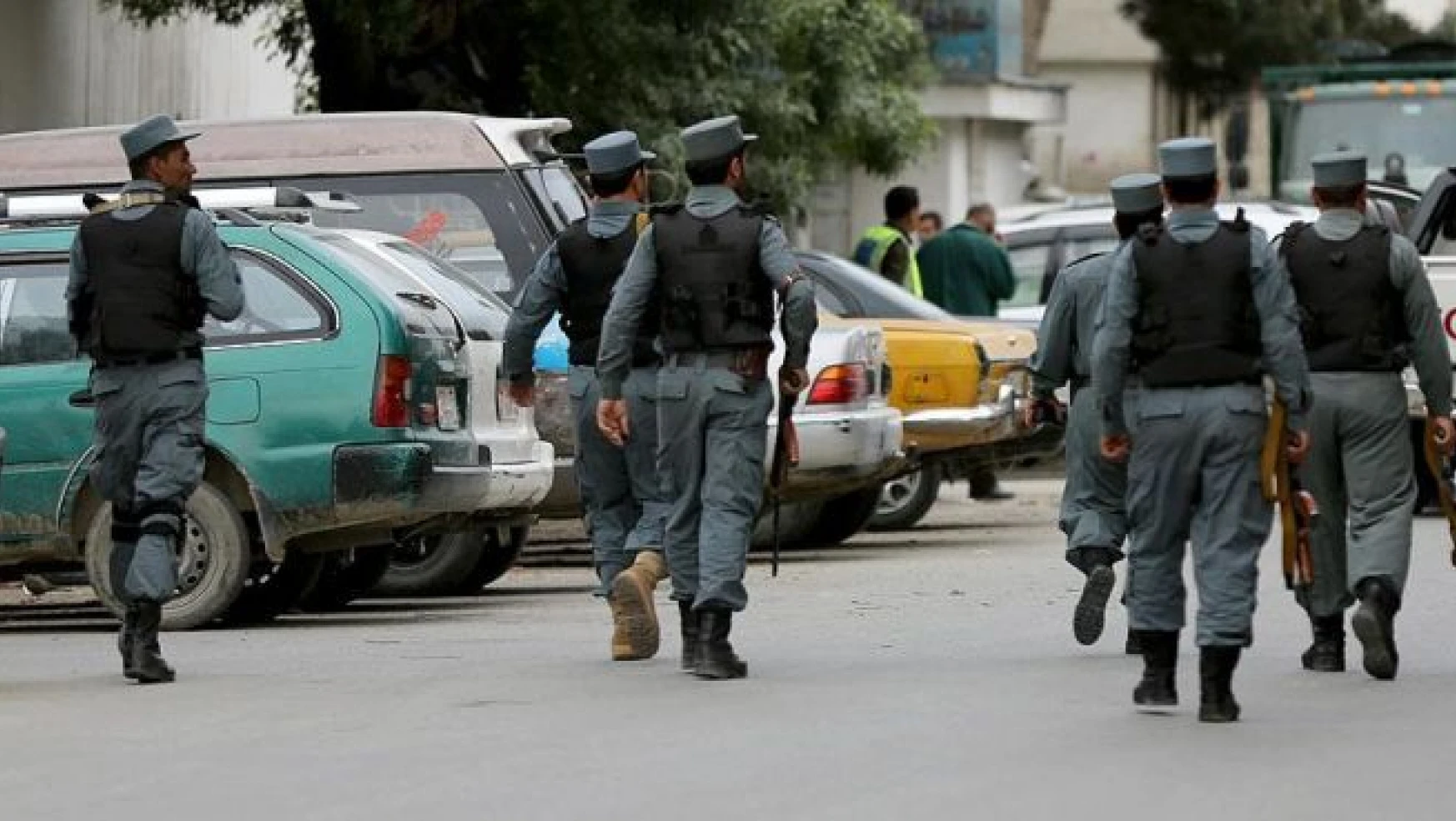 Taliban ile bağlantılı polis 10 meslektaşını militanlara öldürttü