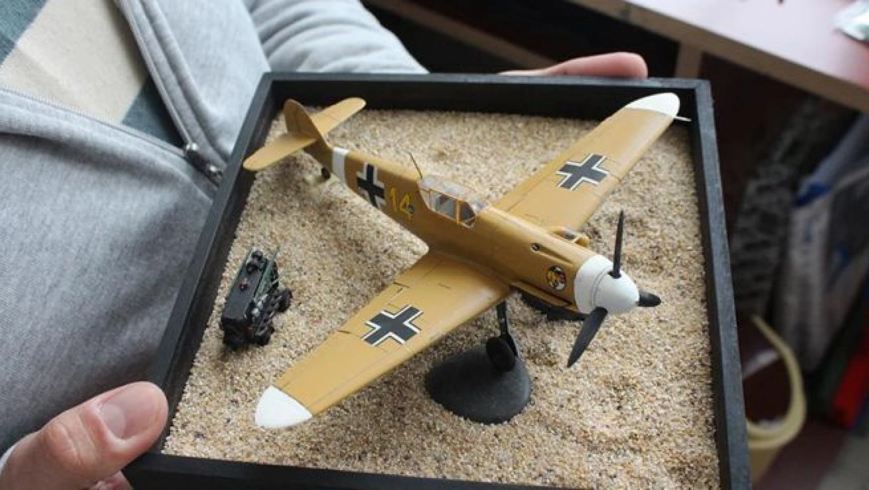 Tarihi savaş uçaklarının maketini yapıyor