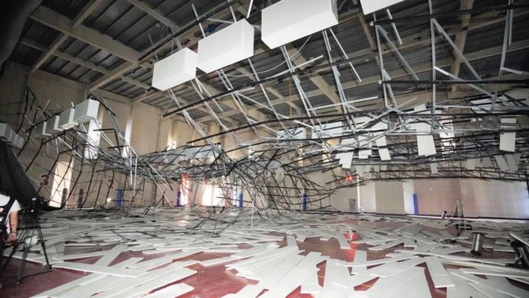 Tayvan'da depremin şiddetine dayanamayan çatı sporcuların üzerine çöktü