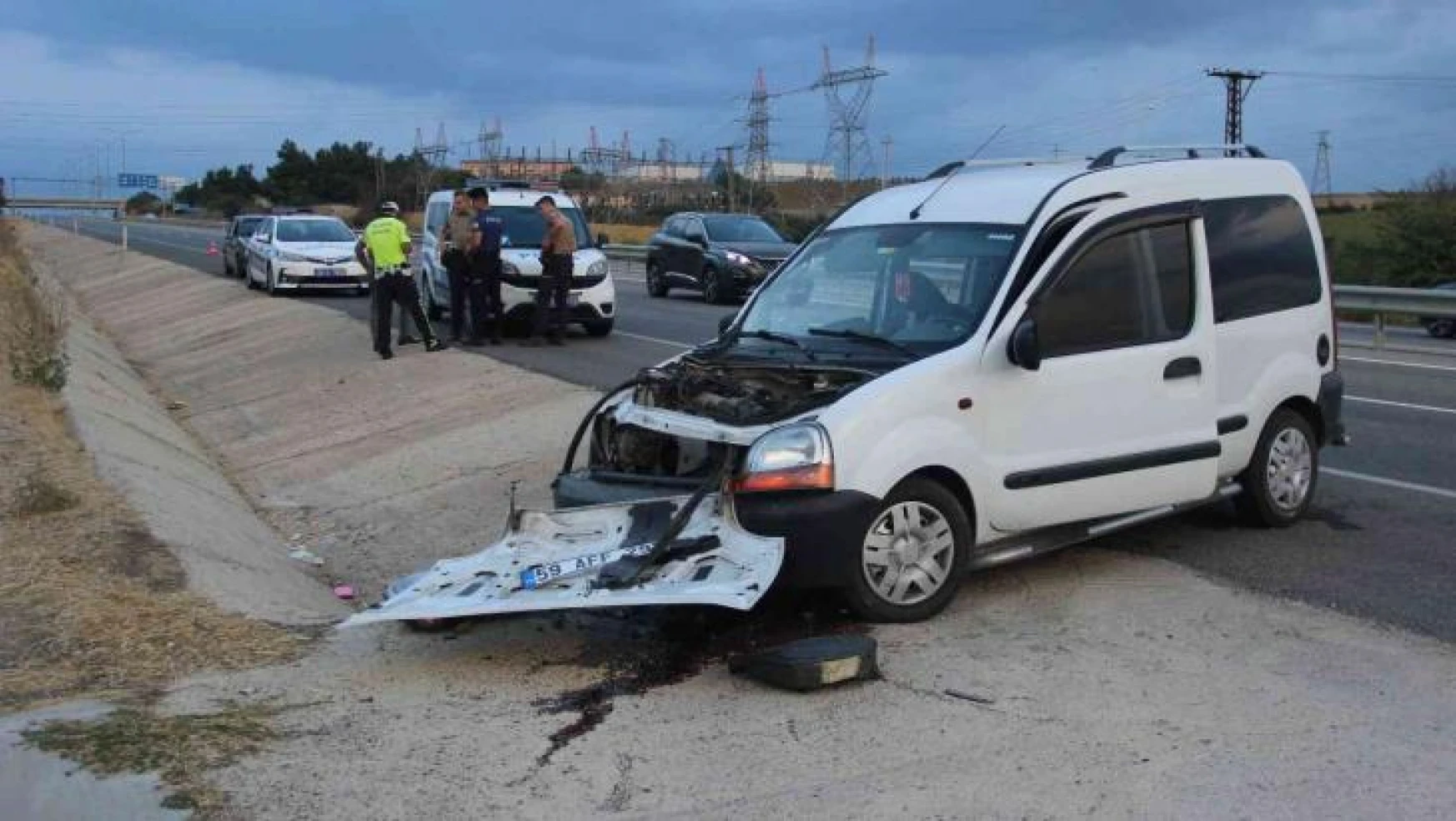 Tekirdağ'da hafif ticari araç su kanalına çarptı: 2 yaralı