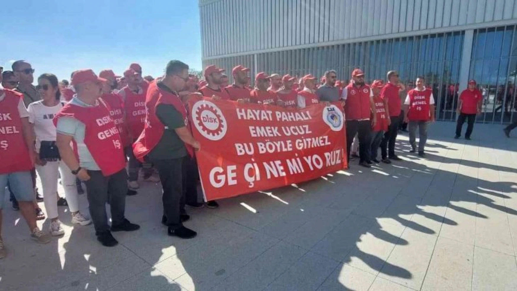 Tekirdağ'da maaşlarını az bulan belediye işçileri eylem yaptı