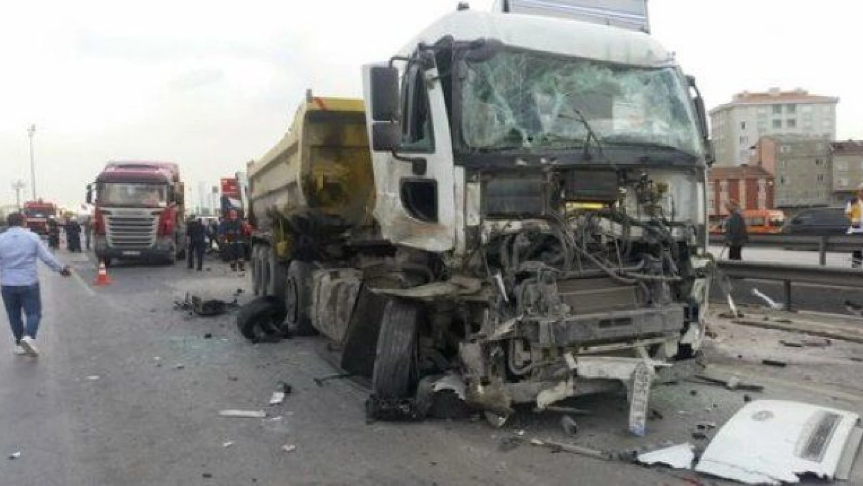 TEM'de zincirleme kaza: 1 kişi öldü, 4 kişi yaralandı.