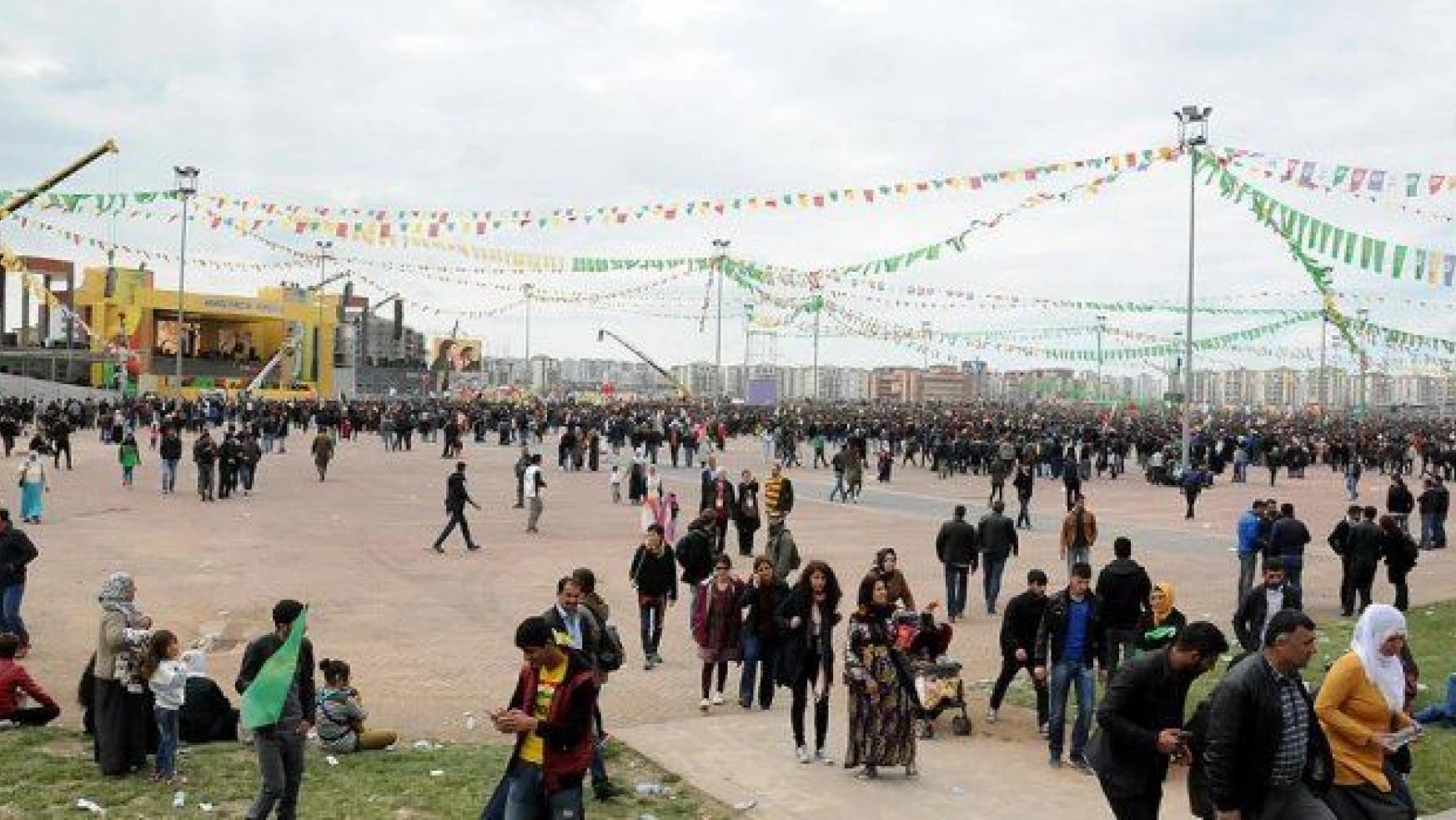 Terör bahar bayramını vurdu! Diyarbakır'da nevruz etkinliği ilgi görmedi