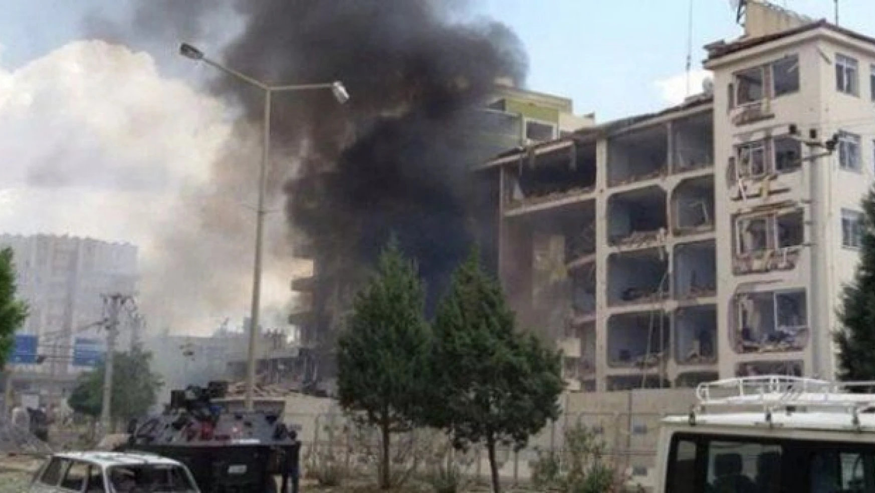 Midyat Emniyet Müdürlüğü'ne bombalı araçla saldırı: 1 şehit, 2 ölü, 40 yaralı