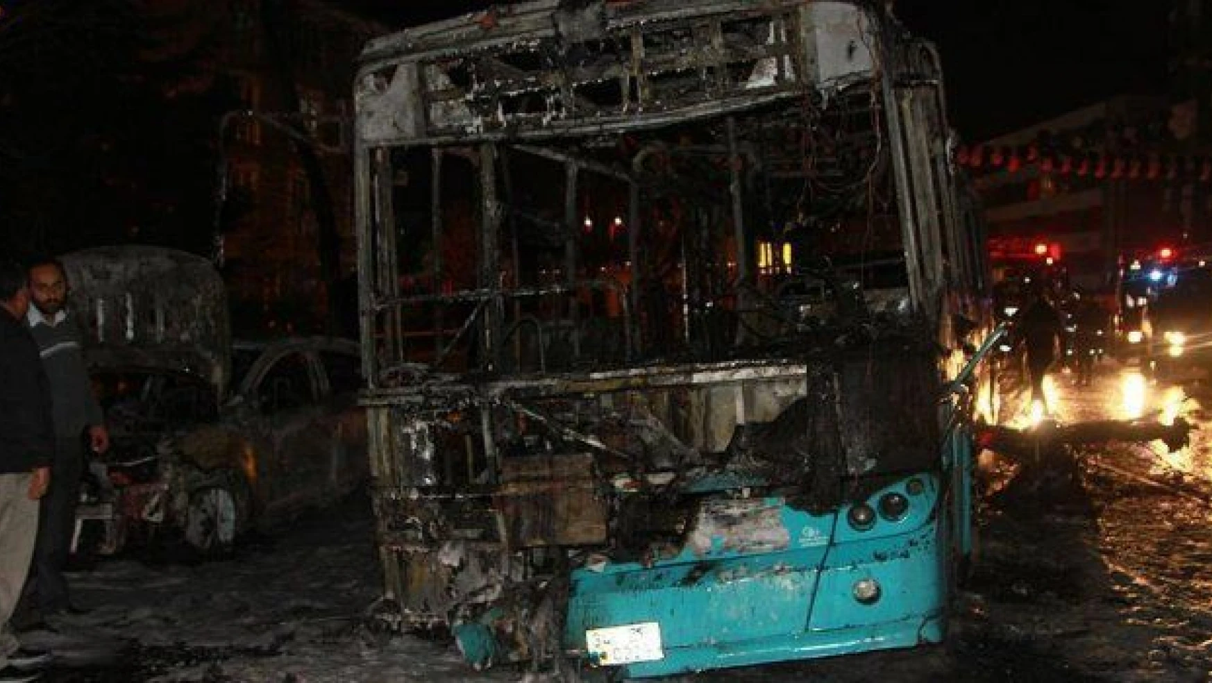 Teröristler İstanbul'da halk otobüsü ve otomobili ateşe verdi