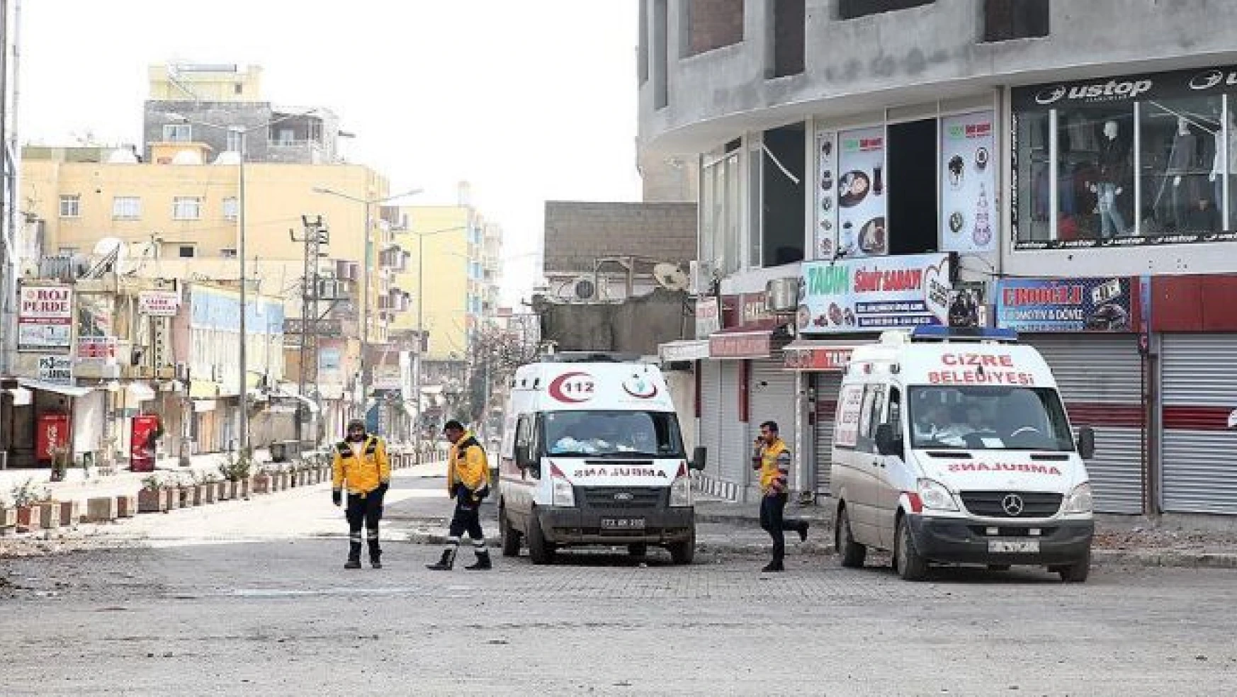 Teröristlerin engellediği ambulanslar bir gündür bekliyor