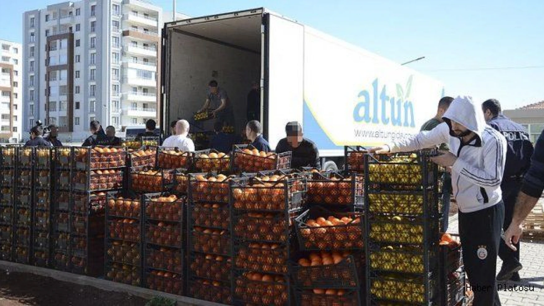Teröristle savaşan arslanlara 120 ton portakal, limon, nar, greyfurt13 bin paket fındık