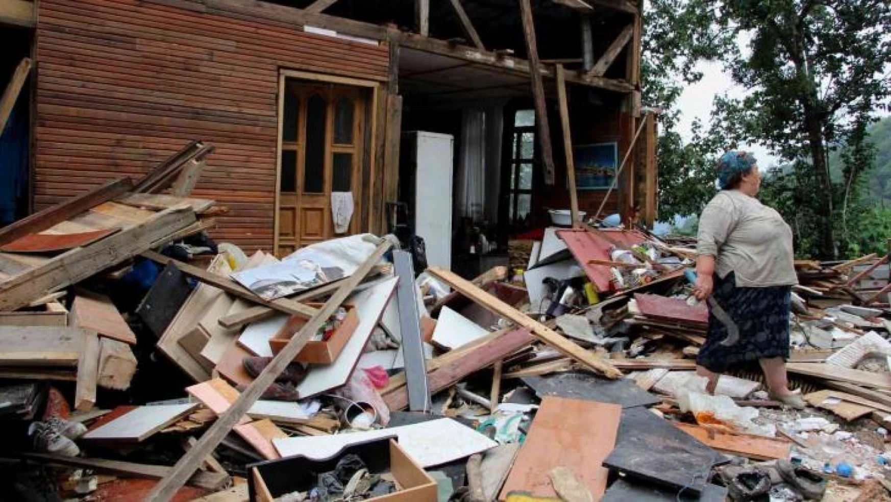 Trabzon'da içerde eşyaları çıkartılmadan evleri yıkılan hane sahipleri yıkım ekiplerine tepki gösterdi