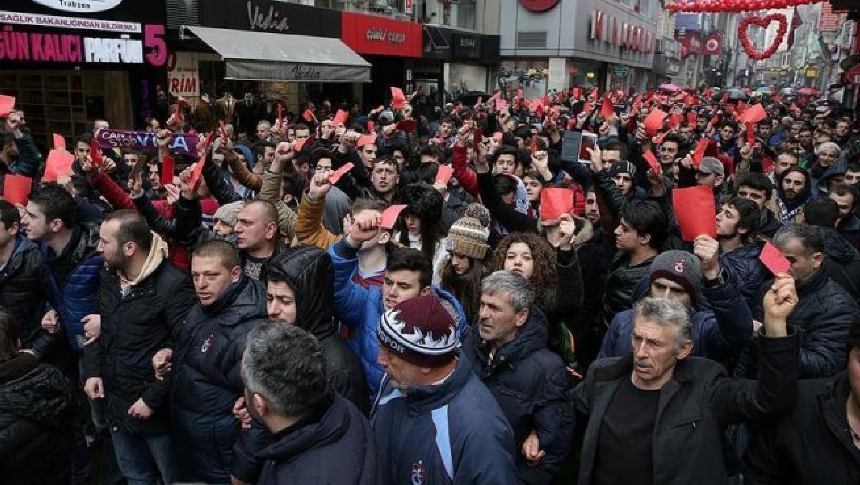Trabzon'da kırmızı kartlı protesto
