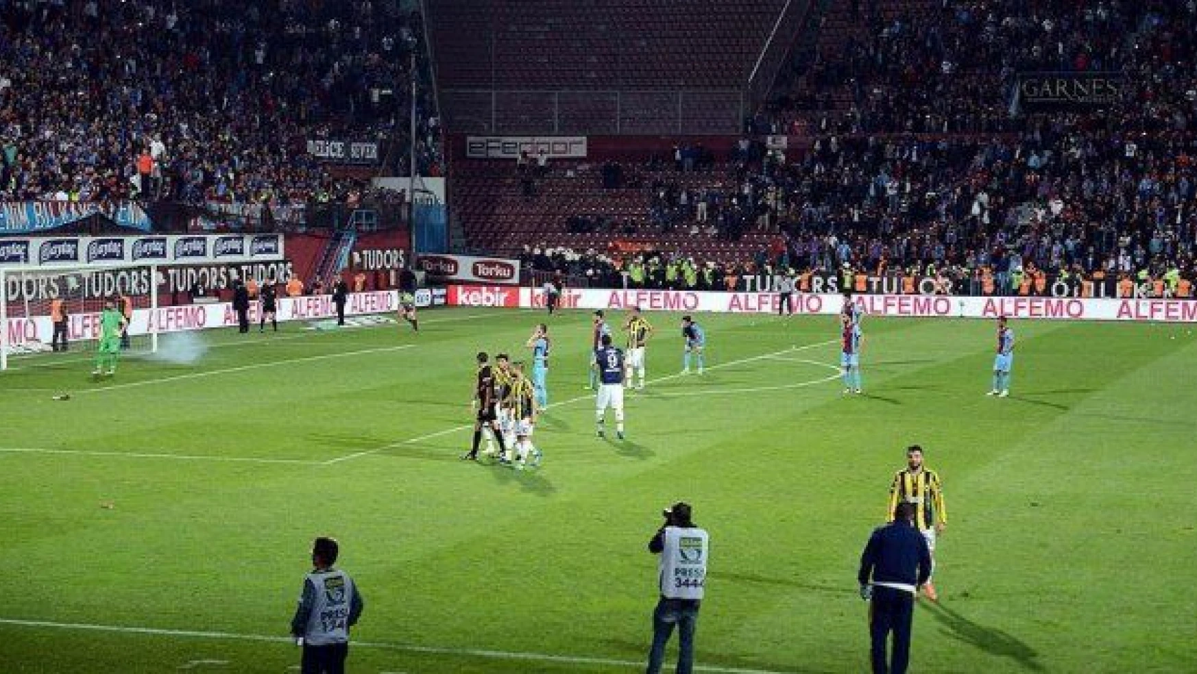 Trabzonspor-Fenerbahçe maçı tatil edildi