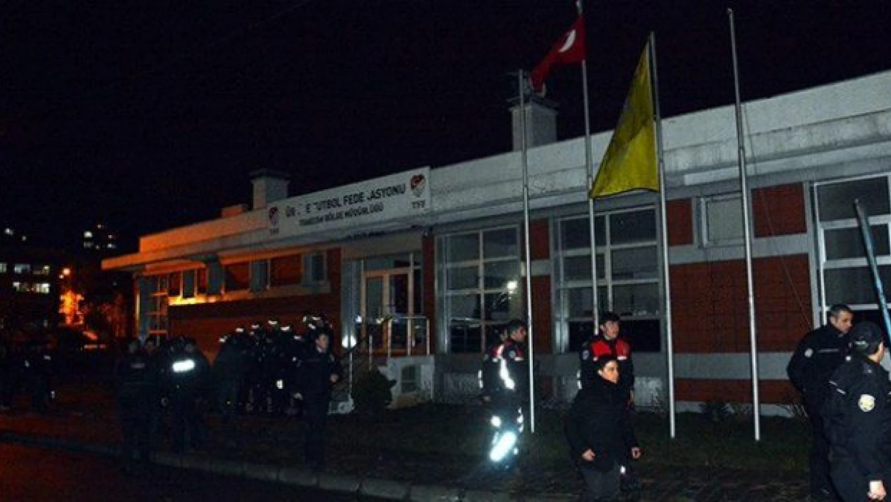 Trabzonsporlu taraftarlar TFF binasına saldırdı