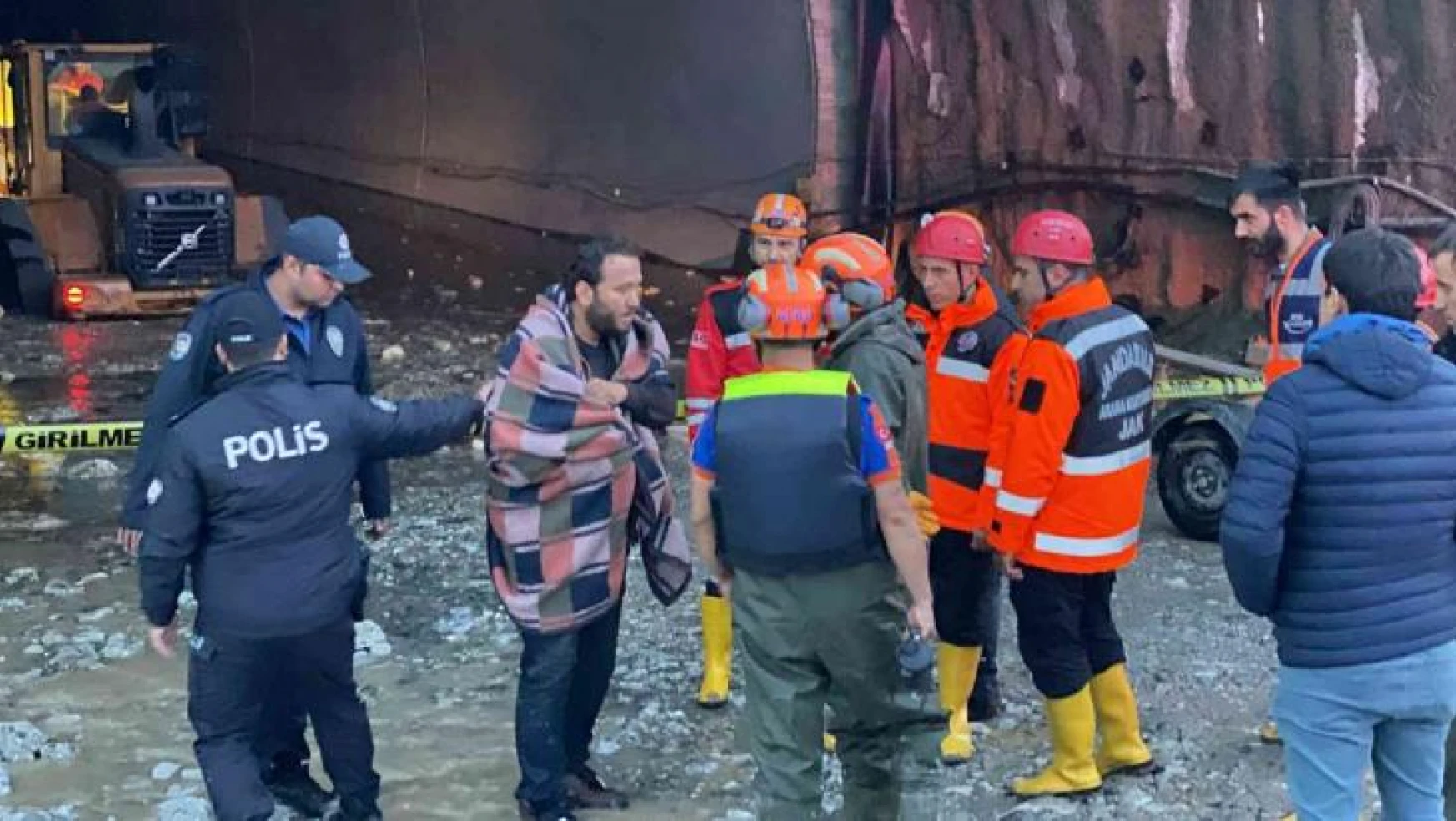 Tüneli sel bastı mahsur kalan 3 işçi kurtarıldı