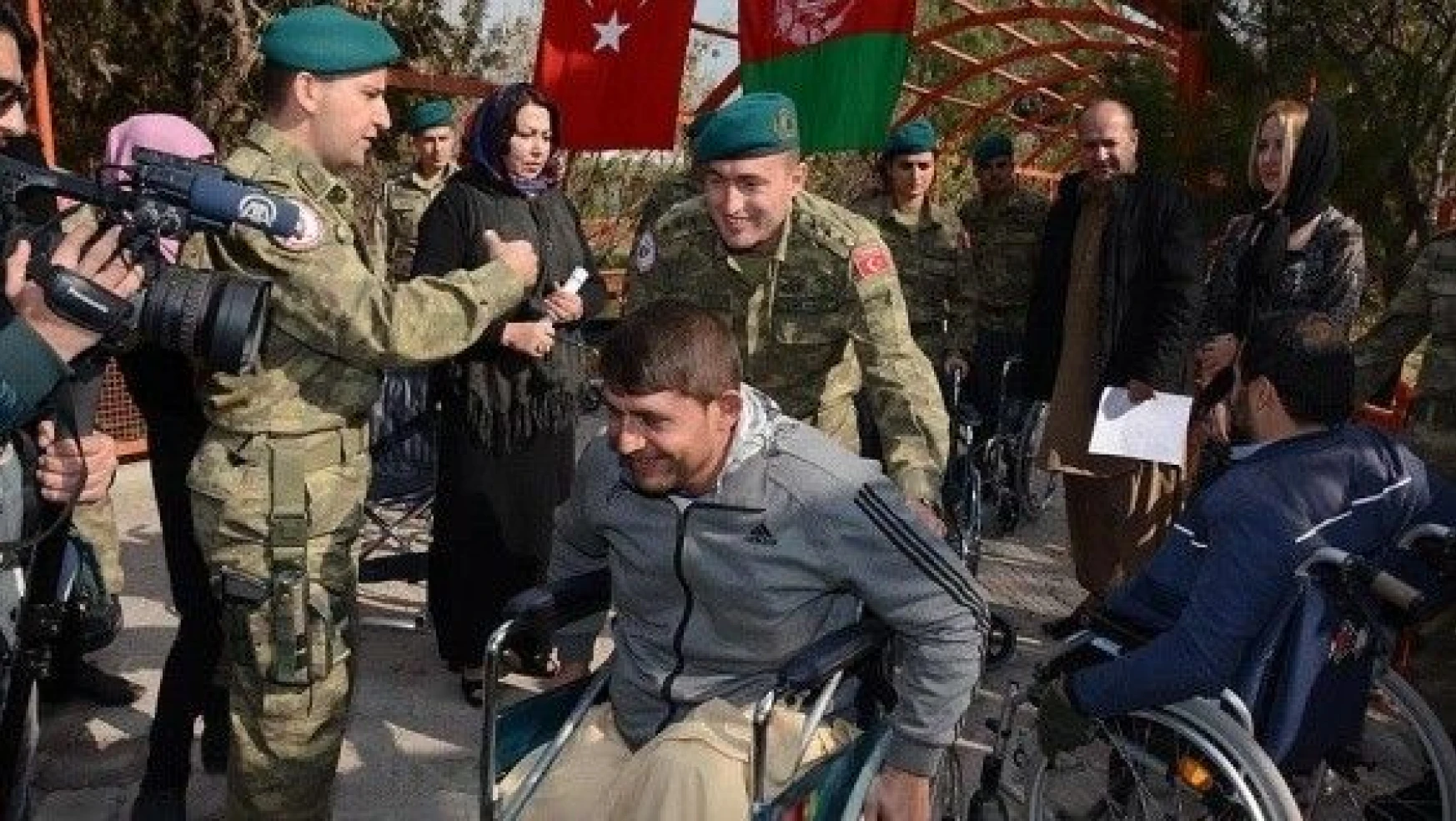 Mehmetçik'ten Afgan engellilere tekerlekli sandalye
