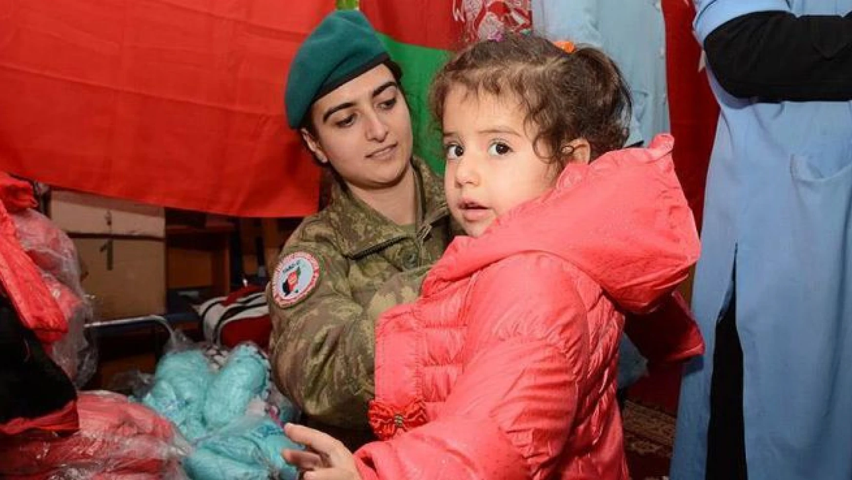 Türk askerinden Afgan öğrencilere kışlık giyecek yardımı