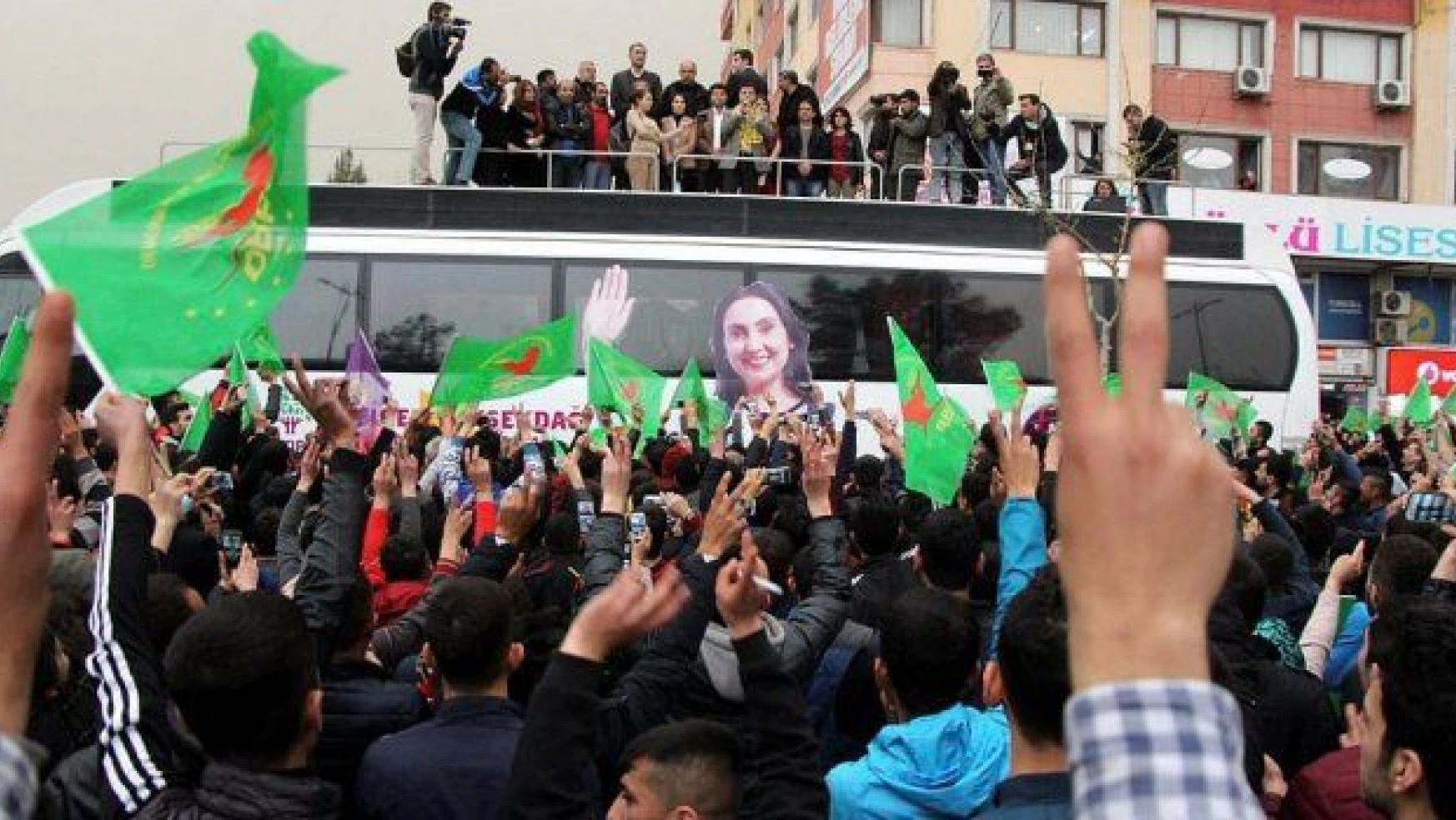 Türkiye yasta, HDP'liler kutlama derdinde