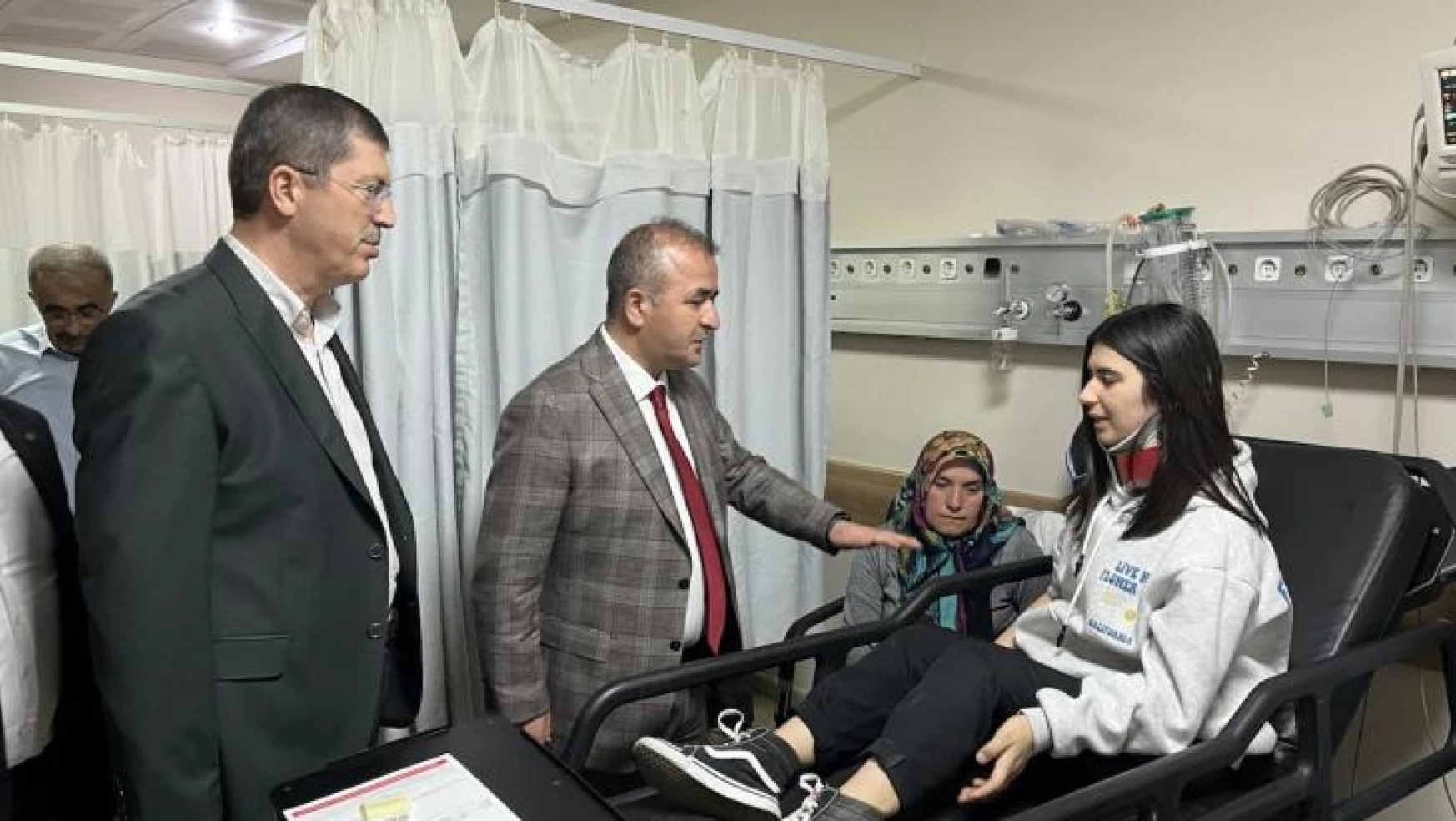 Vali Hatipoğlu, yaralanan öğrencileri hastanede ziyaret etti