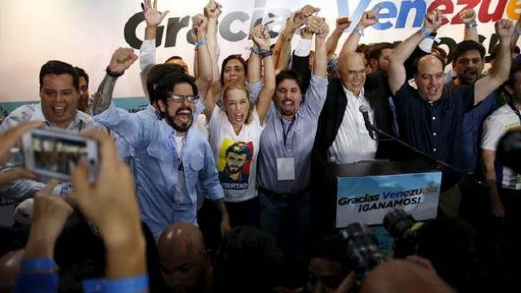 Venezuela'da sosyalistler çoğunluğu kaybetti, sağ koalisyon kazandı