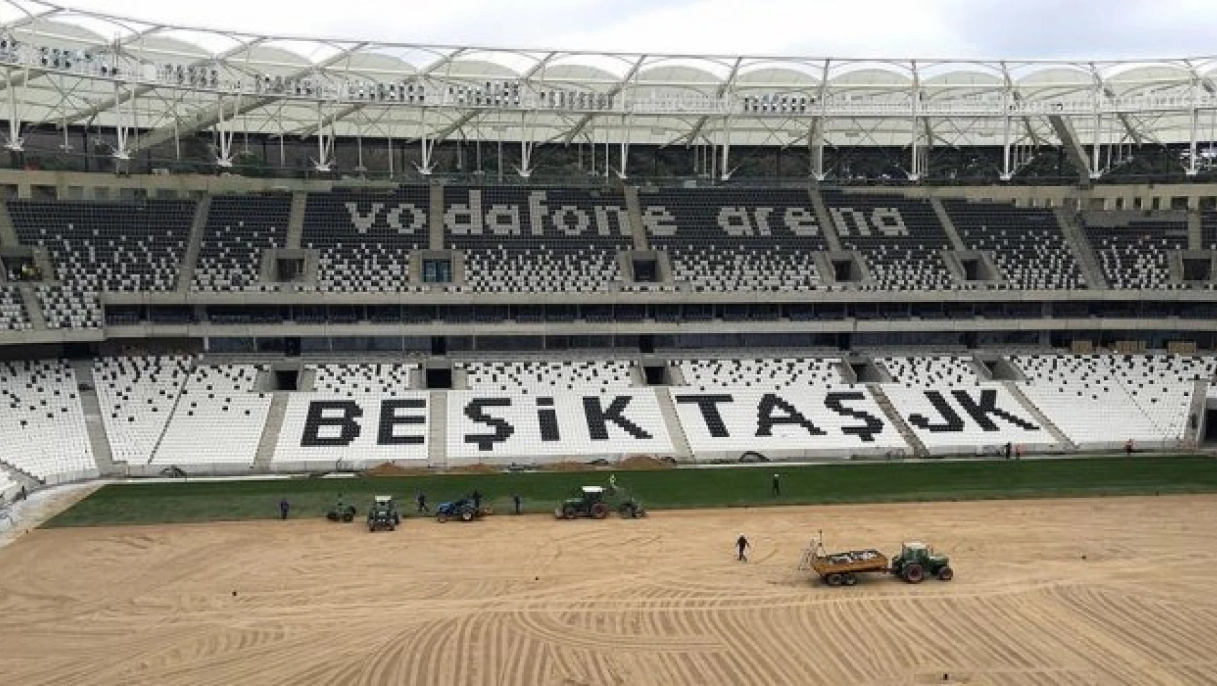 Vodafone Arena'da çimler seriliyor