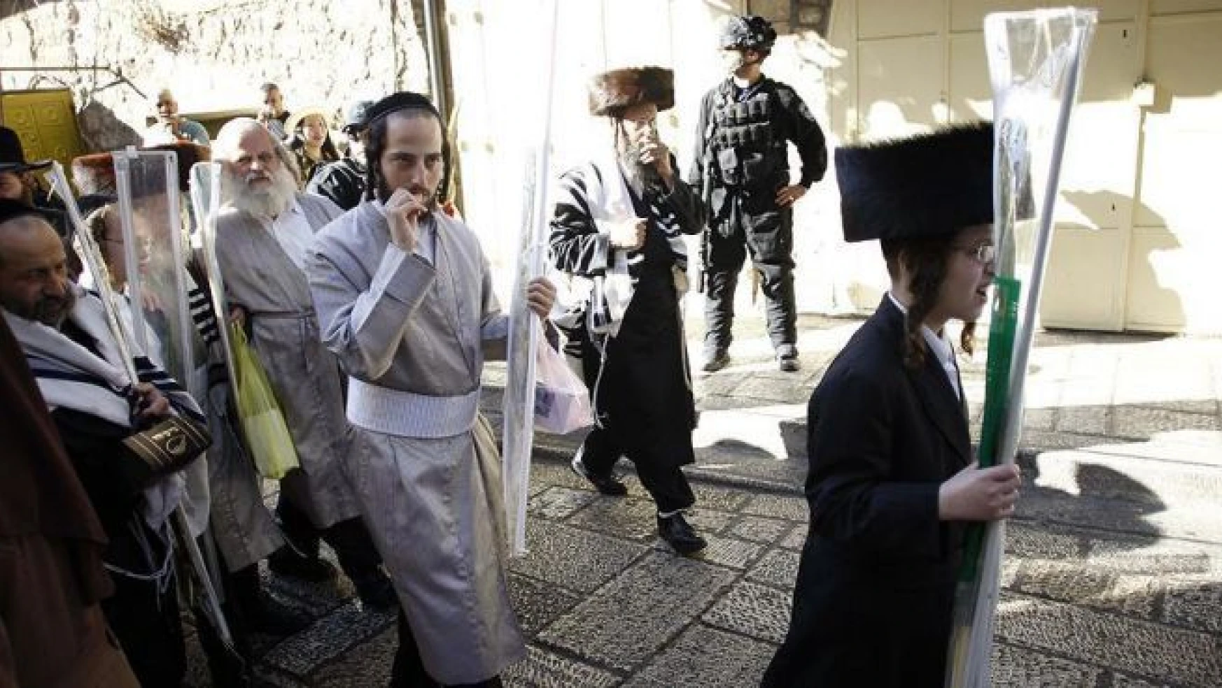 Yahudi yerleşimciler polis eşliğinde Aksa'nın avlusuna girdi