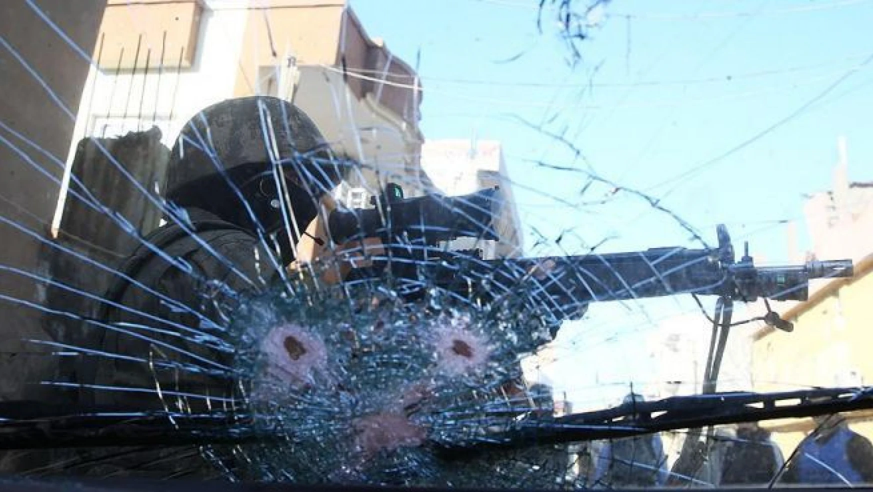 Cizre'de yaralıları kurtarmaya çalışan güvenlik güçlerine saldırı: 5 yaralı