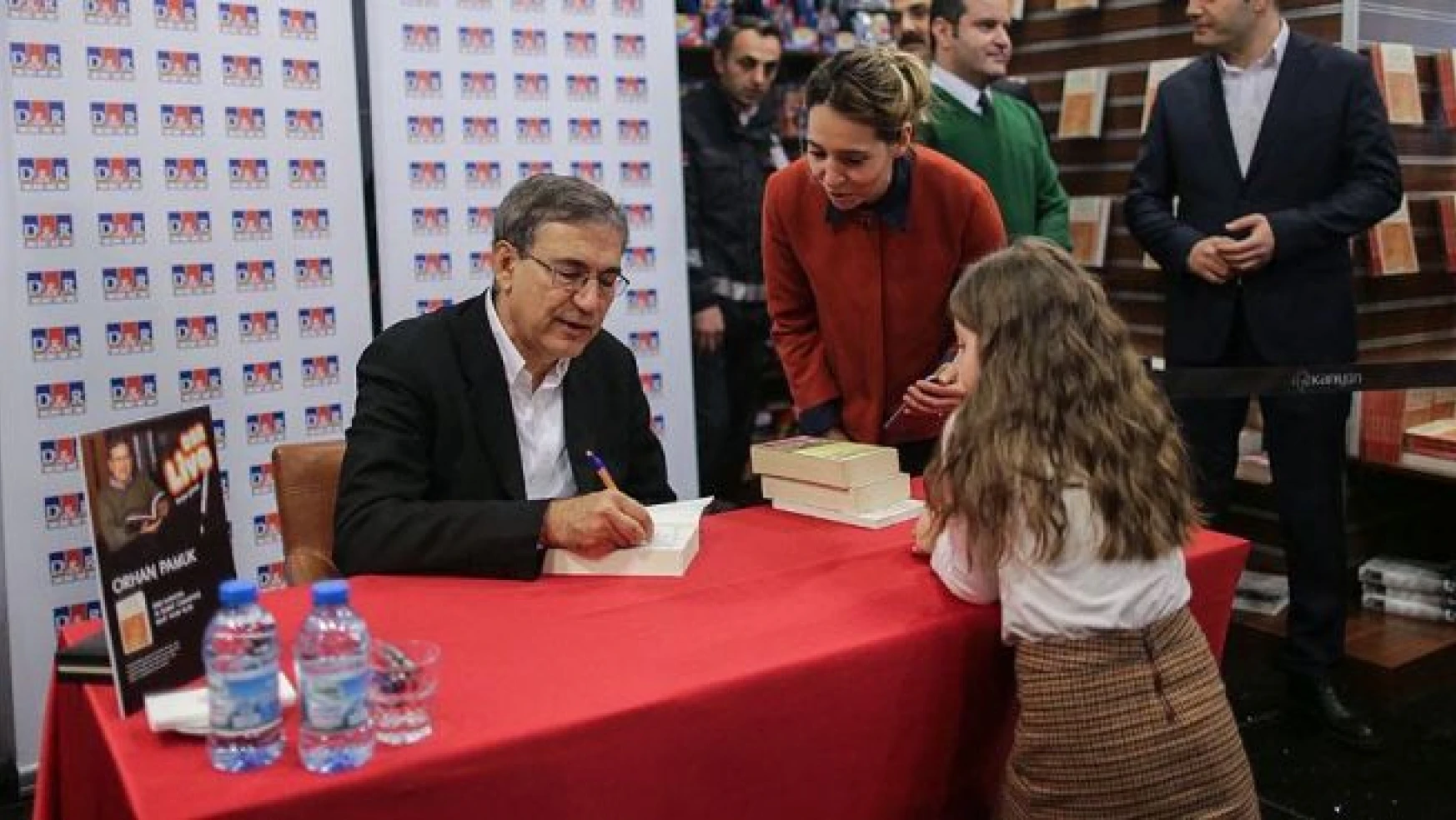 Yazar Orhan Pamuk son kitabını imzaladı