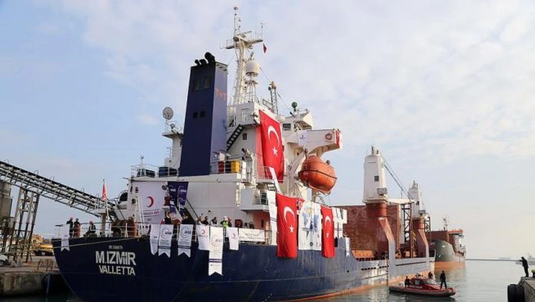 Yemen'e yardım götüren 'Şefkat Gemisi' Süveyş Kanalı'nı geçti