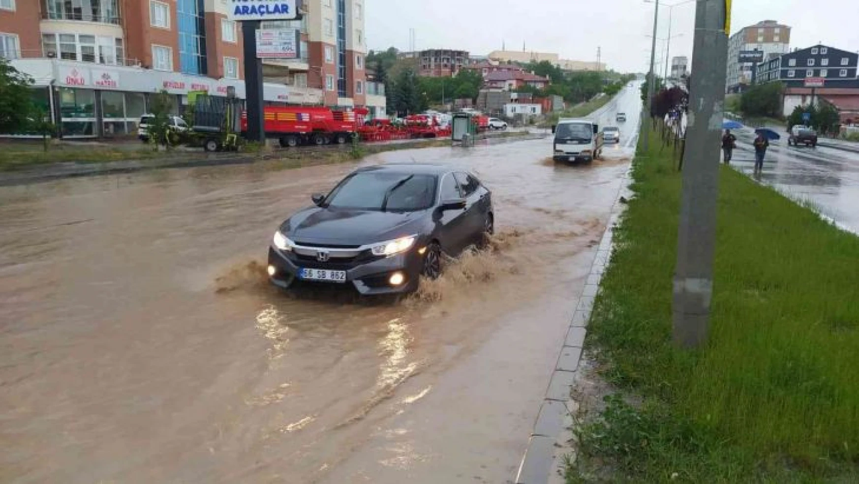 Yozgat'ta etkili olan sağanak yağış sürücülere zor anlar yaşattı