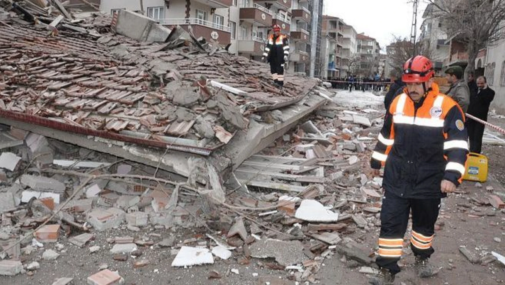 Yozgat'ta depremde hasar gören bina çöktü