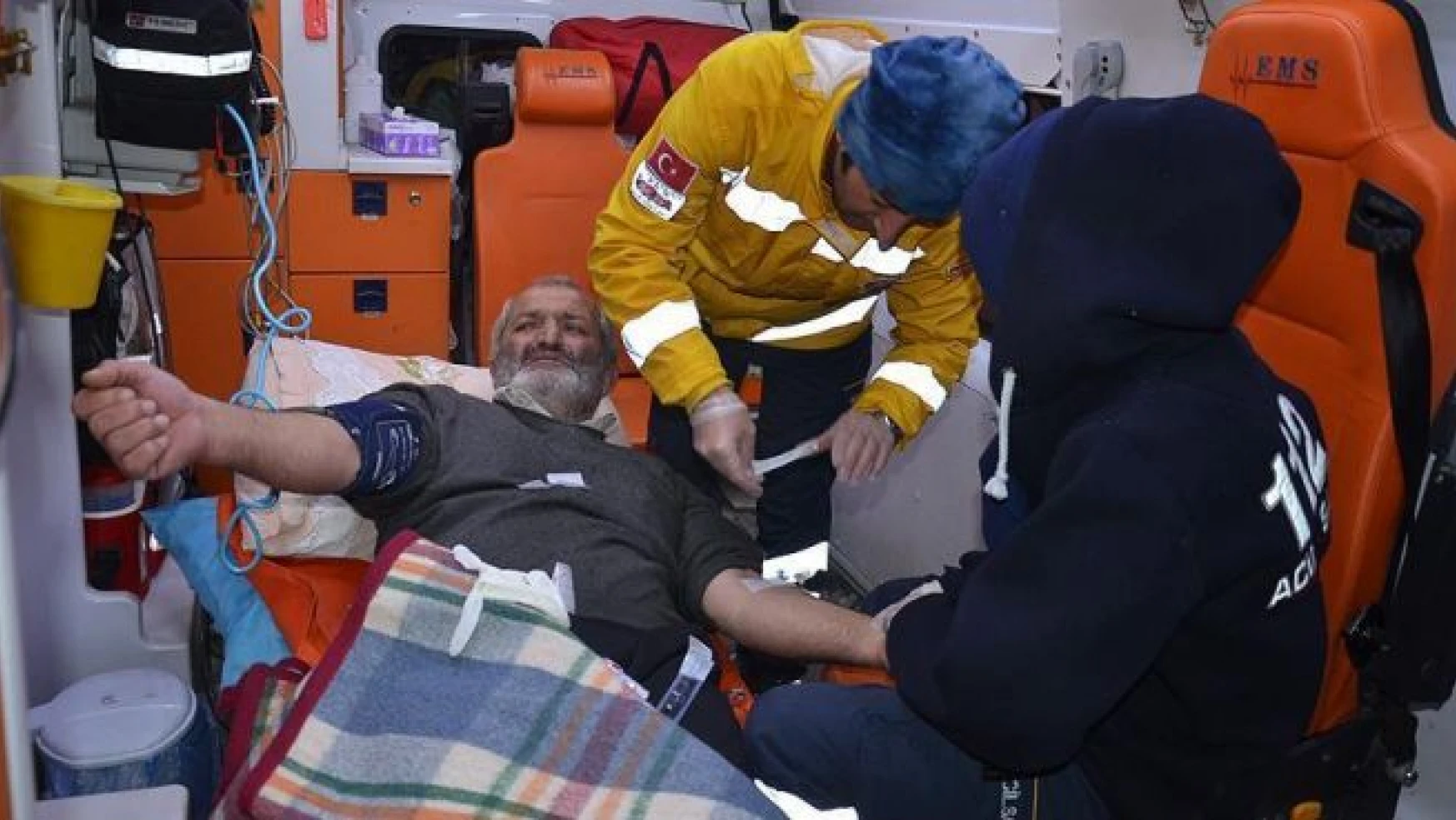 Yüksekova'da kar yüzünden mahsur kalan hasta kurtarıldı