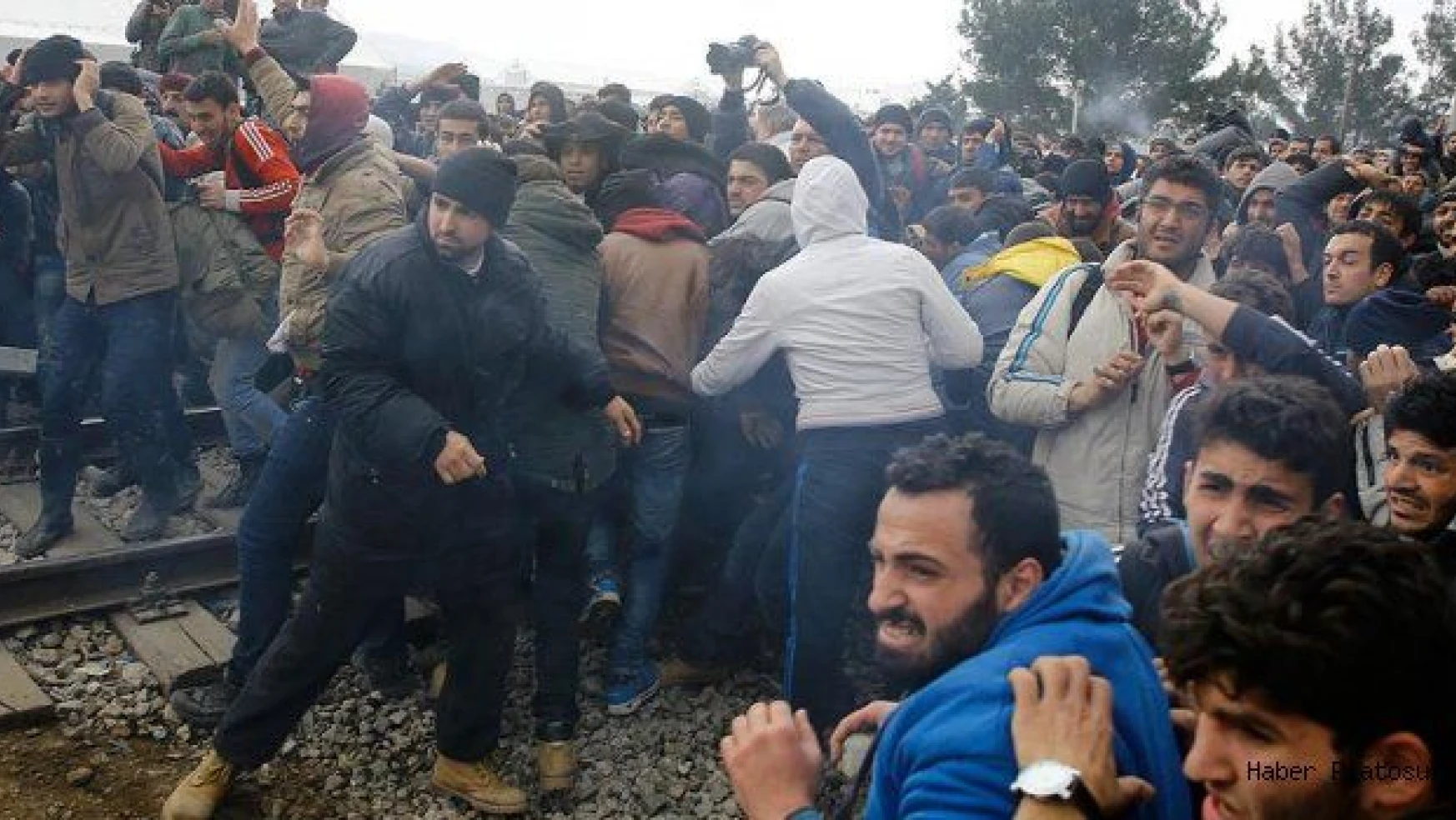 Yunanistan-Makedonya sınırında sığınmacılar polisle çatıştı